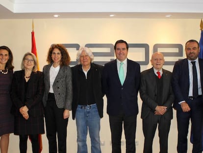 El presidente de CEOE, Antonio Garamendi (de corbata verde) y la presidenta del Consejo de Turismo, Cultura y Deporte y de CEOE Internacional, Marta Blanco (izquierda), junto con empresarios del sector hotelero. 