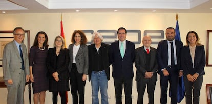 El presidente de CEOE, Antonio Garamendi (de corbata verde) y la presidenta del Consejo de Turismo, Cultura y Deporte y de CEOE Internacional, Marta Blanco (izquierda), junto con empresarios del sector hotelero. 