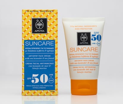 Suncare de Apivita, 16,95 euros. Esta crema de proteccion solar con color y con SPF 50 y UVA 26, iguala las diferencias de pigmentación de las manchas en la piel y previene su formación. Recomendada para pieles con manchas de color marrón o con tendencia a que aparezcan. también se recomiendo su uso durante el embarazo o la menopausia. La lavanda marina y el pantenol potencian las defensas de la piel y la conservación de su hidratación natural.