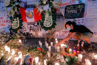 Vigilia en memoria de los dos jóvenes que murieron el sábado víctimas de la represión policial en Lima.