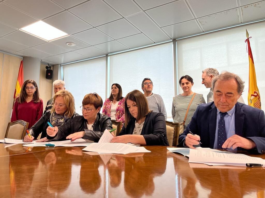 Firma del acuerdo entre los sindicatos y la Consejería de Salud de Aragón para desconvocar la huelga de la pasada semana. 