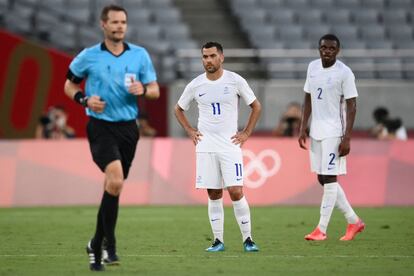 El centrocampista francés Teji Savanier y el defensa Pierre Kalulu reaccionan al tercer gol de la Selección Mexicana.