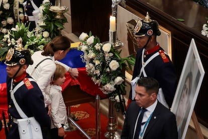 María Claudia Tarazona ante el féretro de su esposo, Miguel Uribe, junto a Alejandro, el hijo de ambos.