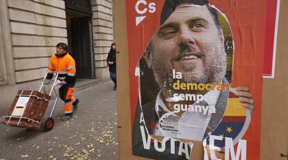 Carteles de propaganda de Ciudadanos y ERC rotos en Barcelona.