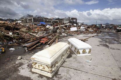 Ataúdes vacíos se encuentran en una calle cerca de las casas dañadas después de súper tifón Yolanda en la ciudad de Tacloban.