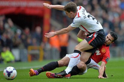 Va Persie intenta arrebatar el balón a John Flanagan