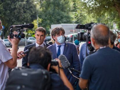 El expresidente de la Generalitat Carles Puigdemont atiende a los medios en Cerdeña (Italia).