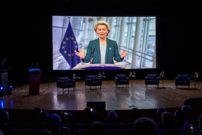 En la pantalla, la presidenta de la Comisión Europea, Ursula von der Leyen, en una imagen del día 25.