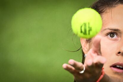 Kasatkina sirve frente a Caroline Dolehide.