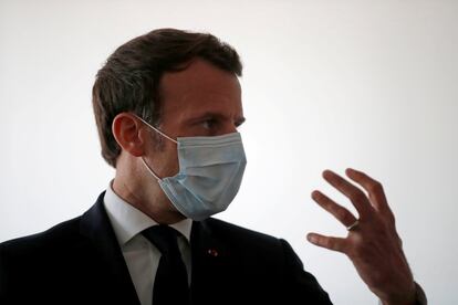 Francia ha registrado hoy el récord de fallecidos registrados por coronavirus en un día en Europa con 1.427 muertos. En la imagen, el presidente francés, Emmanuel Macron, durante una visita a un centro médico en Pantin, cerca de París.