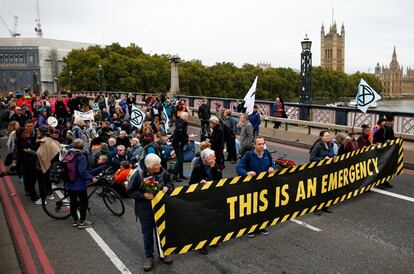 Activistas bloquean el puente Lambeth de Londres durante la protesta de la Rebelión de la Extinción.