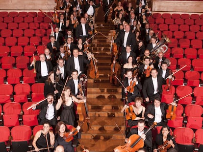 Miembros de la Orquesta Sinfónica de Galicia en la escalera del Palacio de la Ópera de A Coruña .