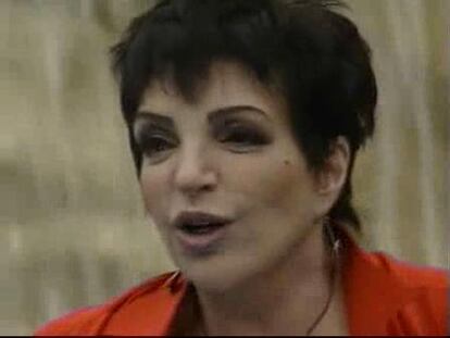 Liza Minelli interpreta "New York, New York" en la Fontana de Trevi