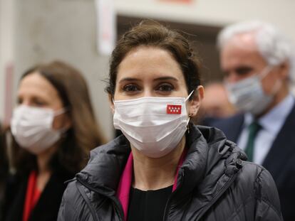 Isabel Díaz Ayuso, el lunes a su llegada al acto en el que recibió el premio de la Asociación Unión de Nuevos Empresarios por su gestión de la pandemia.