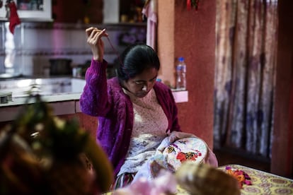 María Isabel borda en su casa. Desde hace tres meses, tienen un grifo en casa y eso las hace sentir seguras, cómodas y tranquilas. El nuevo proyecto de agua potable —cofinanciado por la Agencia Española de Cooperación Internacional para el Desarrollo (AECID) y la mancomunidad Tzolojya de Sololá— consistió en instalar un sistema de agua por bombeo que se distribuye a las viviendas a través de conexiones prediales.