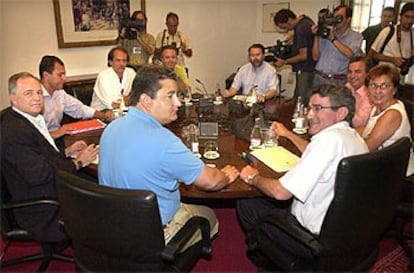 Dirigentes del PSOE, PP y PA, durante la reunión en el Parlamento andaluz.