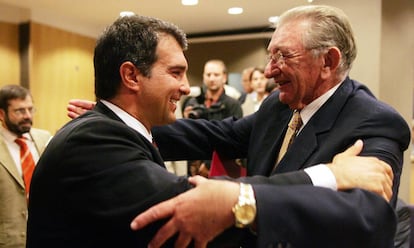 Agustí Montal (d) saluda a Joan Laporta.