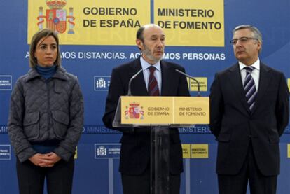 El vicepresidente primero, Alfredo Pérez Rubalcaba, entre Carme Chacón y José Blanco.