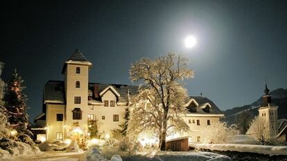 Un idílico castillo en mitad de los Alpes que traslada a sus huéspedes a 1150. Tiene un total de 19 habitaciones y cenas a la luz de las velas para vivir una experiencia de otra época. Asimismo, dispone de una lanzadera al área de Amadé, que cuenta con más de 860 kilómetros esquiables.