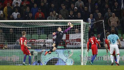 Decisiva parada de Joe Hart ante un remate de Berzjak.