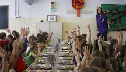 Alumnes de primària de l'Escola Colònia Güell aplaudeixen en la llengua de signes.