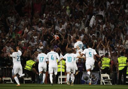 Asensio celebra con el público el primer gol del partido.