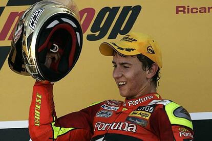 Jorge Lorenzo celebra la conquista del título, ayer, tras la carrera.