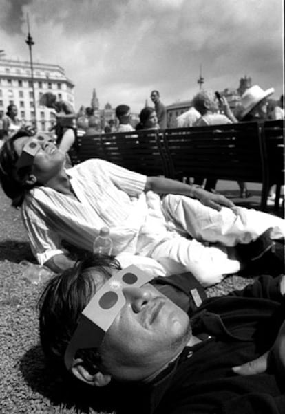 Observación del eclipse de Sol de 1999 en Barcelona.