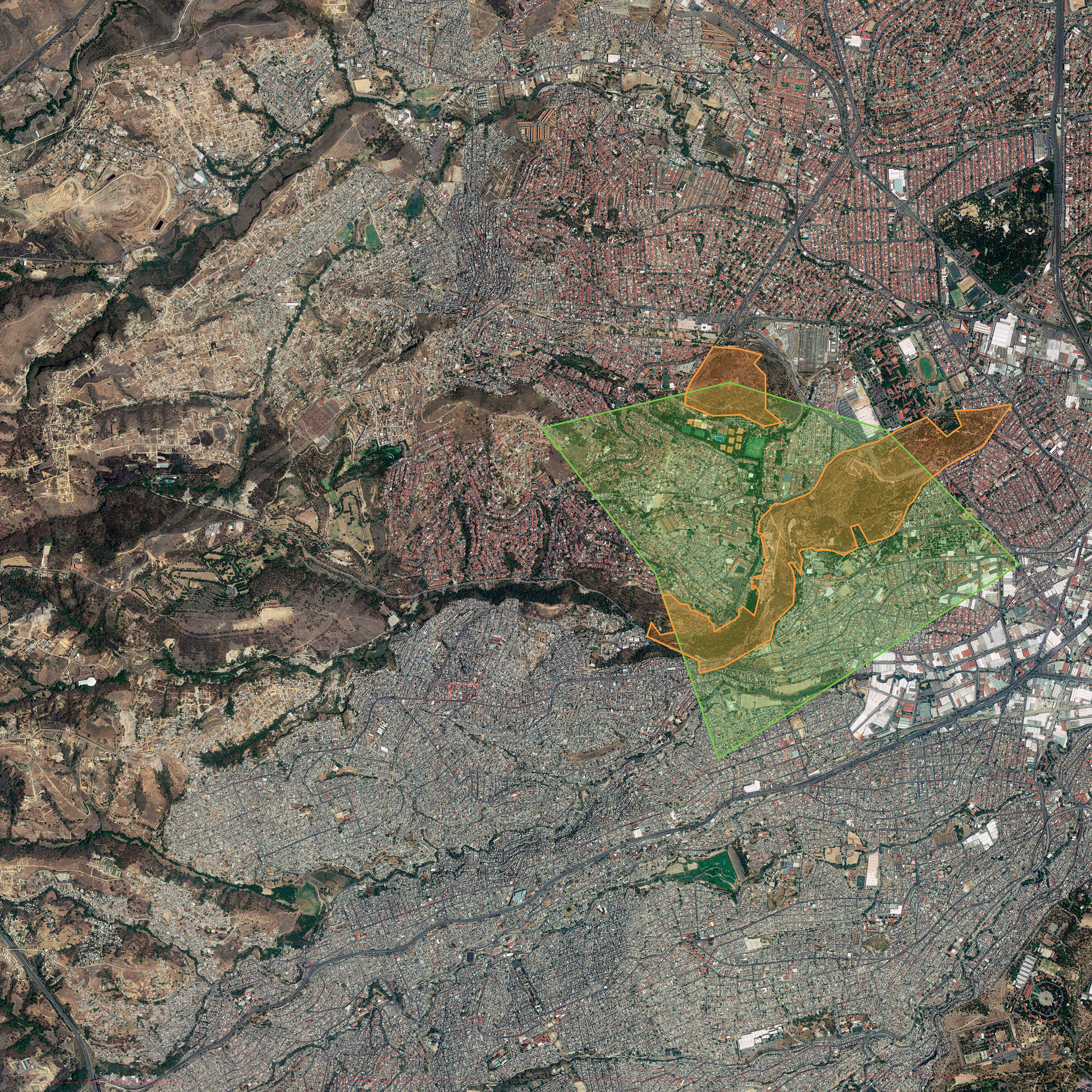 El polígono verde representa el área original con el que nació el Parque Nacional. El 75% de su territorio está urbanizado. La zona naranja es el Parque Metropolitano. Se creó con remanentes del Parque Nacional y áreas verdes aledañas.