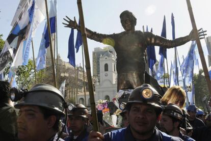 Un grupo de mineros saca en procesión en Buenos Aires una estatua de Néstor Kirchner.