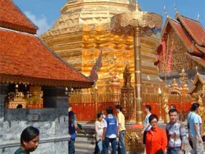 Turistas visitan el templo de Doi Suthep, en Chiang Mai