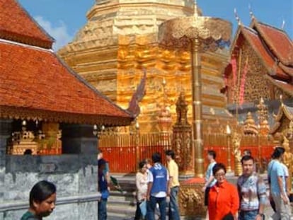 Turistas visitan el templo de Doi Suthep, en Chiang Mai