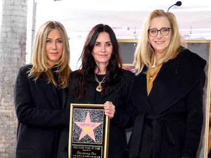 Jennifer Aniston, Courteney Cox y Lisa Kudrow descubriendo la estrella en el Paseo de la Fama de Cox, el 27 de febrero de 2023 en Hollywood, California.