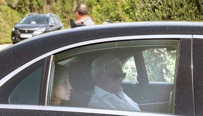 Mario Vargas Llosa e Isabel Preysler, a su llegada a la finca privada de Menorca donde contrae matrimonio Manuel Valls.