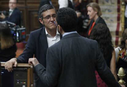 Los diputados socialistas Eudardo Madina y Antonio Hernando conversan antes del inicio del debate de investidura.