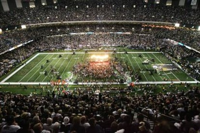Los grupos U2 y Green Day, durante su actuación antes del partido de fútbol americano que ha acogido hoy el reconstruido estadio Superdome de Nueva Orleans.