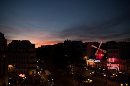 O pôr do sol no Moulin Rouge em Paris, em 10 de setembro de 2018.