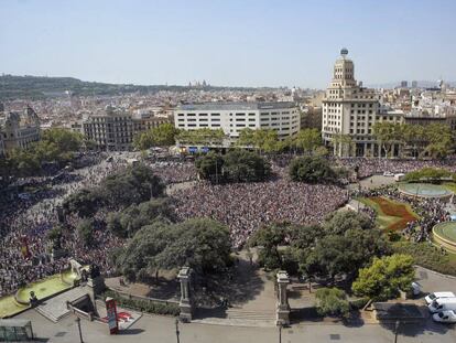 Barcelona's Plaza de Catalunya de Barcelona square during the minute's silence on Friday.