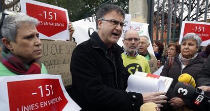 El director del colegio Sara Fernández, en medio, en una protesta convocada por Escola Valenciana ante el colegio Ramiro Jover.
