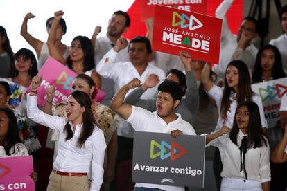 Seguidores de José Antonio Meade candidato del Partido Revolucionario Institucional (PRI) gritan consignas de apoyo esta mañana en la ciudad de Mérida, Yucatán.