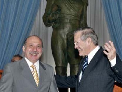 Donald Rumsfeld (derecha) y José Pampuro, ayer en Buenos Aires.