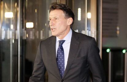 El presidente de la IAAF, Sebastian Coe, da explicaciones a los medios despu&eacute;s de la reuni&oacute;n del viernes.