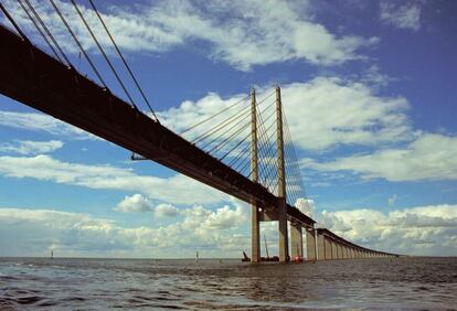 El puente del estrecho Öresund une Dinamarca y Suecia.