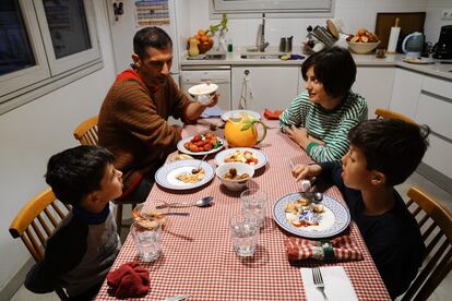 La hora de la cena es el momento perfecto para compartir tiempo en familia. Fernando, Berta y sus hijos Martín e Iván cenan en su casa.