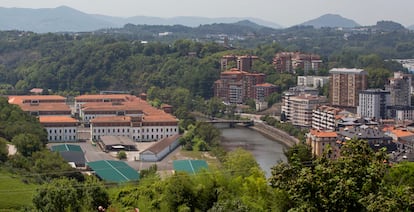 Vista del emplazamiento de los cuarteles de Loyola (a la izquierda de la imagen) en San Sebastián.