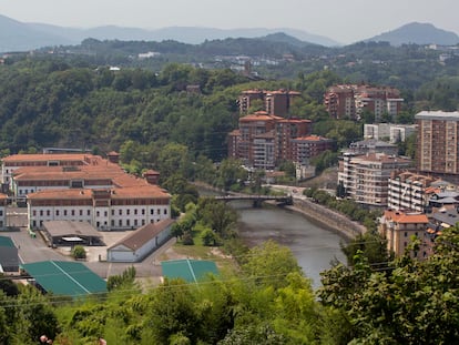 Vista del emplazamiento de los cuarteles de Loyola (a la izquierda de la imagen) en San Sebastián.