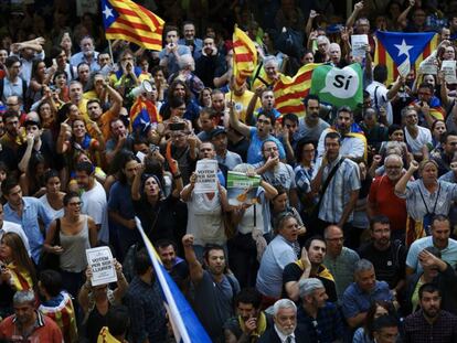 Varios miles de ciudadanos permanecieron concentrados ante la sede de la consellería de Economía para protestar por los registros.