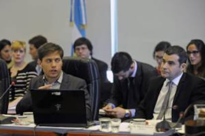 El ministro de Economía argentino, Axel Kicillof (i) y el presidente de YPF, Miguel Galuccio (d), comparecen, este martes 8 de abril de 2014, ante la Cámara de Diputados para explicar el acuerdo con la española Repsol para zanjar la disputa por la expropiación de la petrolera argentina YPF en Buenos Aires (Argentina).