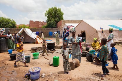 Mujeres y niños peul desplazados del conflicto del centro de mali en el solar del campo de Dialakorobougou.