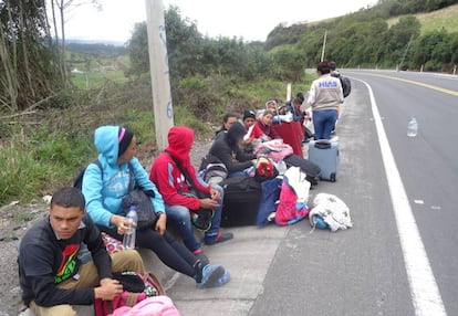 Un grupo de venezolanos en las afueras de la ciudad ecuatoriana de Tulcán.